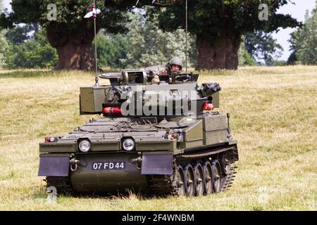 Un véhicule blindé de reconnaissance militaire à chenilles FV107 Scimitar de l'armée britannique être conduit Banque D'Images