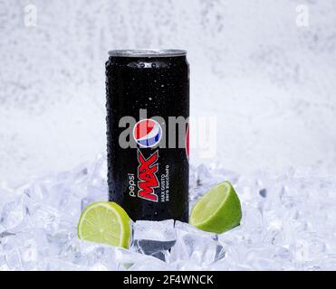 Italie - février 10. 2021:can de pepsi cola sans sucre sur fond d'hiver avec glace et citron Banque D'Images