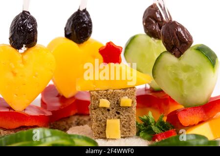 Sandwiches pour enfants sous différentes formes avec fromage et légumes. Macro. La photo peut être utilisée comme arrière-plan entier. Banque D'Images