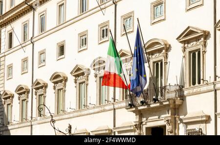 Façade du Palazzo Chigi à Rome, siège du Premier ministre et du gouvernement italien. Les drapeaux italiens et européens sur le balcon de la façade. Outdo Banque D'Images