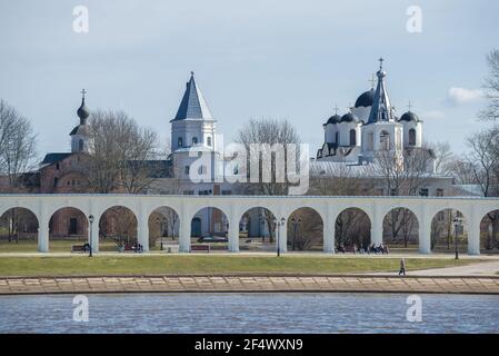 Vue sur la cour de Yaroslav en avril après-midi. Veliky Novgorod, Russie Banque D'Images