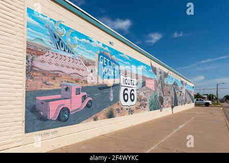 Tucumcari, Nouveau-Mexique - 9 juillet 2014 : vue d'une fresque de bord de route, le long de la US route 66, dans la ville de Tucumcari, Nouveau-Mexique. Banque D'Images