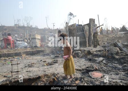 Cox's Bazar, Bangladesh. 23 mars 2021. Un incendie massif détruit environ 10000 foyers et 15 tués le lundi 22 mars dans le camp de réfugiés de Rohingya à Cox'x Bazar, Bangladesh.Credit: MD Zakirul mazed/Alamy Live News Banque D'Images