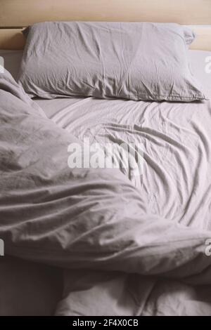 vider le lit non fait avec la literie ou les draps froissés Banque D'Images