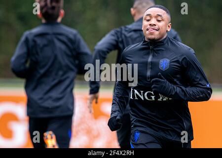 ZEIST, PAYS-BAS - MARS 23: Steven Bergwijn des pays-Bas pendant la conférence de presse et la formation de l'équipe nationale néerlandaise de football à KNVB Campu Banque D'Images