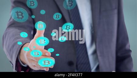 Composition du réseau d'icônes numériques bitcoin à la main de homme d'affaires Banque D'Images