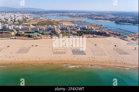 Vue aérienne, vue panoramique sur la ville portugaise des plages de Portimao et la zone touristique de l'Algarve. L'été est la saison touristique. Banque D'Images