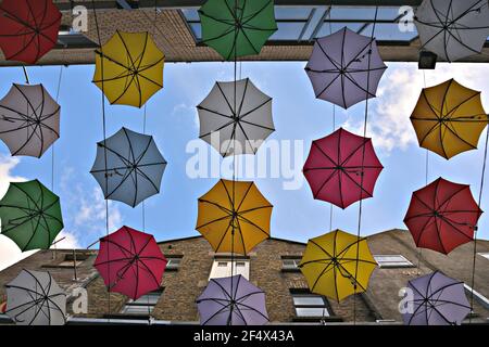 Parasols suspendus colorés à Anne's Lane, Dublin Irlande. Banque D'Images