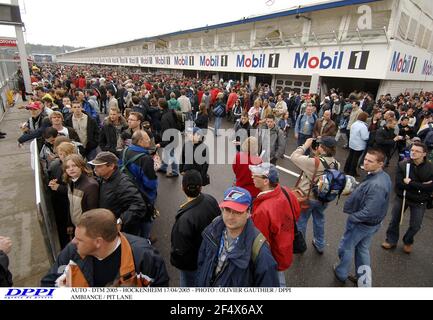 AUTO - DTM 2005 - HOCKENHEIM 17/04/2005 - PHOTO : OLIVIER GAUTHIER / DPPI AMBIANCE / PISTE PUBLIC SPECTATEURS Banque D'Images