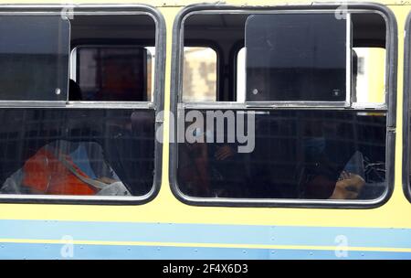 Valence, Carabobo, Venezuela. 23 mars 2021. 23 mars 2021.UN autobus de transport public est gardé avec peu de passagers, et portant un masque facial comme mesure de prévention de covid. Photo: Juan Carlos Hernandez crédit: Juan Carlos Hernandez/ZUMA Wire/Alay Live News Banque D'Images