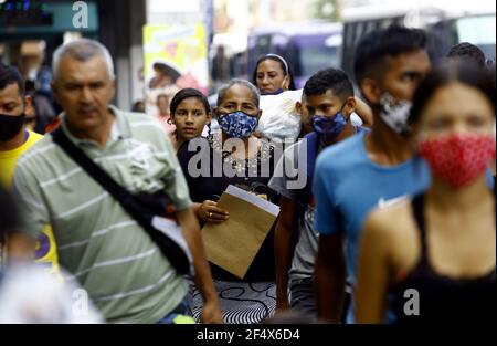 Valence, Carabobo, Venezuela. 23 mars 2021. 23 mars 2021.UN groupe de personnes marche sur la voie publique où la plupart d'entre eux portent des masques faciaux comme mesure de prévention des covid. Photo: Juan Carlos Hernandez crédit: Juan Carlos Hernandez/ZUMA Wire/Alay Live News Banque D'Images