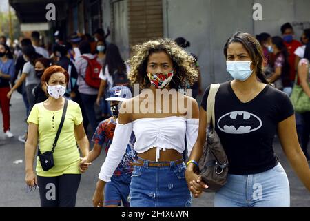 Valence, Carabobo, Venezuela. 23 mars 2021. 23 mars 2021.UN groupe de personnes marche sur la voie publique où la plupart d'entre eux portent des masques faciaux comme mesure de prévention des covid. Photo: Juan Carlos Hernandez crédit: Juan Carlos Hernandez/ZUMA Wire/Alay Live News Banque D'Images