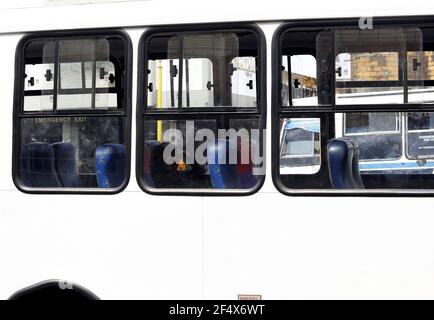 Valence, Carabobo, Venezuela. 23 mars 2021. 23 mars 2021.UN autobus de transport public est gardé avec peu de passagers, et portant un masque facial comme mesure de prévention de covid. Photo: Juan Carlos Hernandez crédit: Juan Carlos Hernandez/ZUMA Wire/Alay Live News Banque D'Images