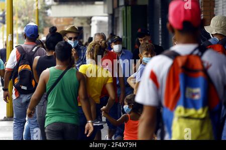 Valence, Carabobo, Venezuela. 23 mars 2021. 23 mars 2021.UN groupe de personnes marche sur la voie publique où la plupart d'entre eux portent des masques faciaux comme mesure de prévention des covid. Photo: Juan Carlos Hernandez crédit: Juan Carlos Hernandez/ZUMA Wire/Alay Live News Banque D'Images