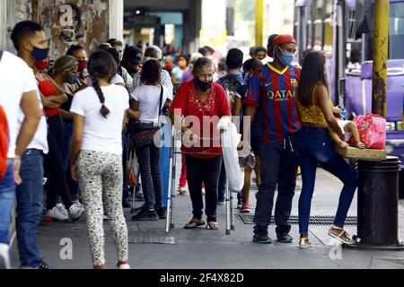 Valence, Carabobo, Venezuela. 23 mars 2021. 23 mars 2021.UN groupe de personnes marche sur la voie publique où la plupart d'entre eux portent des masques faciaux comme mesure de prévention des covid. Photo: Juan Carlos Hernandez crédit: Juan Carlos Hernandez/ZUMA Wire/Alay Live News Banque D'Images