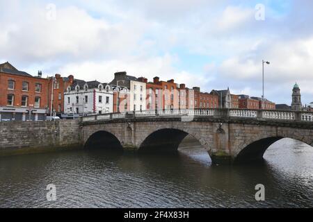 Paysage avec vue panoramique sur le pont de mellows sur la rivière Liffey et bâtiments en briques dans le centre de Dublin, Irlande, Banque D'Images