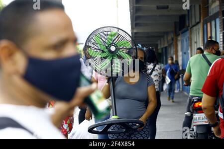 Valence, Carabobo, Venezuela. 23 mars 2021. Mars 23, 2021.UNE femme marche porter un ventilateur et porte un masque facial comme mesure de prévention de covirus. Photo: Juan Carlos HernÃndez crédit: Juan Carlos Hernandez/ZUMA Wire/Alay Live News Banque D'Images