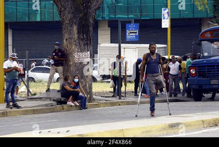 Valence, Carabobo, Venezuela. 23 mars 2021. 23 mars 2021.UN groupe de personnes marche sur la voie publique où la plupart d'entre eux portent des masques faciaux comme mesure de prévention des covid. Photo: Juan Carlos Hernandez crédit: Juan Carlos Hernandez/ZUMA Wire/Alay Live News Banque D'Images