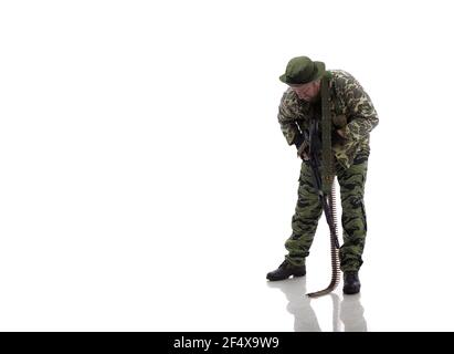 Homme acteur sous la forme d'un phoque à fourrure américain posé sur un fond blanc. Forces spéciales au Vietnam, années 1970. Banque D'Images