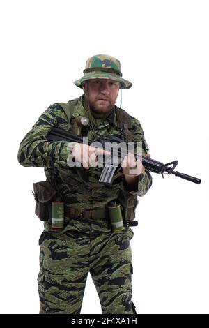 Homme acteur sous la forme d'un phoque à fourrure américain posé sur un fond blanc. Forces spéciales au Vietnam, années 1970. Banque D'Images