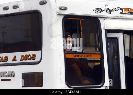 Valence, Carabobo, Venezuela. 23 mars 2021. 23 mars 2021.UN autobus de transport public est gardé avec peu de passagers, et portant un masque facial comme mesure de prévention de covid. Photo: Juan Carlos Hernandez crédit: Juan Carlos Hernandez/ZUMA Wire/Alay Live News Banque D'Images