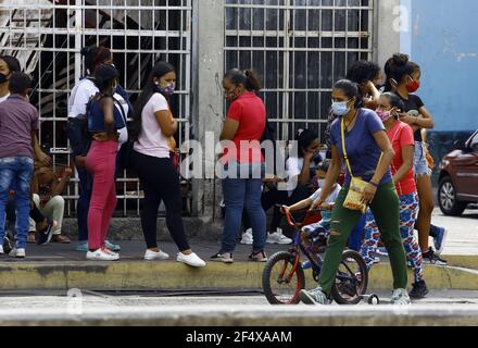 Valence, Carabobo, Venezuela. 23 mars 2021. 23 mars 2021.UNE femme marche avec son fils à vélo. Porte un masque facial comme mesure de prévention des covirus. Photo: Juan Carlos HernÃndez crédit: Juan Carlos Hernandez/ZUMA Wire/Alay Live News Banque D'Images