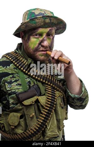 Homme acteur sous la forme d'un phoque à fourrure américain posé sur un fond blanc. Forces spéciales au Vietnam, années 1970. Banque D'Images