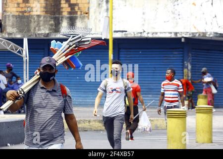 Valence, Carabobo, Venezuela. 23 mars 2021. Mars 23, 2021.UN homme marche portant un balais à vendre et porte un masque facial comme mesure de prévention de covirus. Photo: Juan Carlos HernÃndez crédit: Juan Carlos Hernandez/ZUMA Wire/Alay Live News Banque D'Images