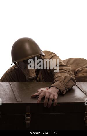 Homme acteur en uniforme militaire d'un soldat de l'Armée rouge des temps Seconde Guerre mondiale photo faite dans le style de "clé basse" Banque D'Images