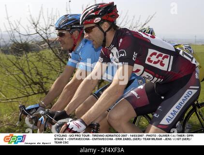 CYCLISME - UCI PRO TOUR - TIRENNO ADRIATICO 2007 - 14/03/2007 - PHOTO : OLIVIER GAUTHIER / DPPI STAGE 1 - CIVITAVECCHIA - CIVITAVECCHIA - ERIK ZABEL (GER) / TEAM MIRAM - JENS VOIGT (GER) / TEAM CSC Banque D'Images