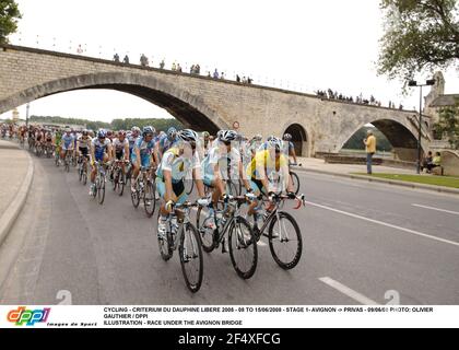 CYCLISME - CRITÉRIUM DU DAUPHINE LIBERE 2008 - 08 AU 15/06/2008 - STAGE 1- AVIGNON -> PRIVAS - 09/06/08 PHOTO: OLIVIER GAUTHIER / DPPI ILLUSTRATION - COURSE SOUS LE PONT D'AVIGNON Banque D'Images