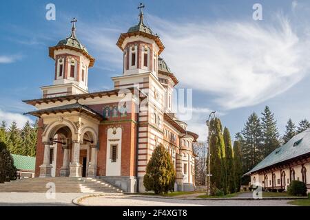 Monastère orthodoxe de Sinaia, dans la vallée de Prahova, dans les montagnes des Carpates, dans le quartier de Prahova, en Roumanie. Banque D'Images