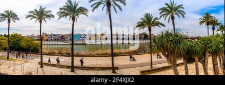 Les rives du Guadalquivir et du quartier Triana en arrière-plan, à Séville, Andalousie, Espagne Banque D'Images