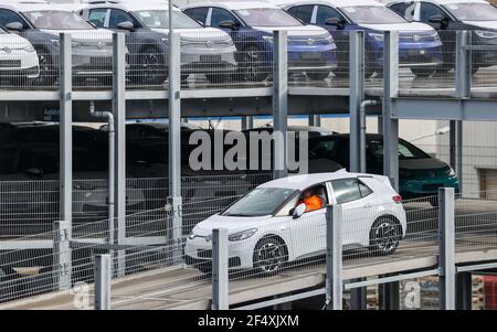 17 Mars 2021, Saxe, Zwickau: Les nouveaux ID.3 et ID.4 sont garés dans un parking à l'usine Volkswagen de Zwickau. À la mi-avril, la deuxième salle de réunion largement convertie est en exploitation à 3 équipes. L'objectif est de produire plus de 1400 véhicules par jour en été. Jusqu'à présent, les modèles électriques ID.3 et ID.4 ont été construits en Saxe. La production d'autres modèles devrait commencer à Zwickau au cours des prochains mois : deux de la marque Audi et une de la marque Seat. Photo: Jan Woitas/dpa-Zentralbild/ZB Banque D'Images