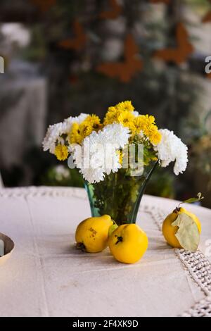 fleurs et quinces de chrysanthème, classiques de l'automne Banque D'Images