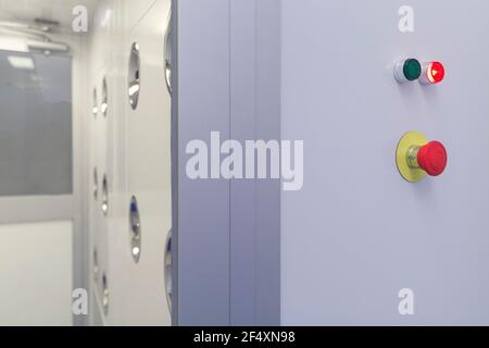 Douche à air propre pour la classe 100,000 enlever les particules de dépôt et de saleté avant d'entrer dans la salle blanche. Banque D'Images