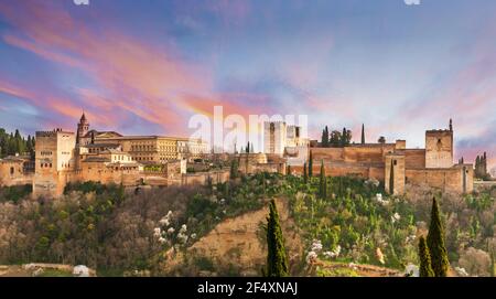 Panorama du palais de l'Alhambra depuis le quartier de l'Albaicin, Grenade, Andalousie, Espagne Banque D'Images