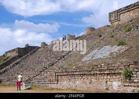 Touristes visitant le complexe de la pyramide de Monte Alban, site archéologique pré-colombien à Santa Cruz Xoxocotlán, Oaxaca, sud-ouest du Mexique Banque D'Images