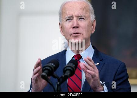 Washington DC, États-Unis. 23 mars 2021. Le président des États-Unis, Joe Biden, prononce un discours sur le tournage de masse à Boulder, Colorado, dans la salle à manger de l'État de la Maison Blanche, le mardi 23 mars 2021 à Washington D.C., U.S. Credit: Stefani Reynolds / Pool via CNP Credit: Abaca Press/Alay Live News Banque D'Images