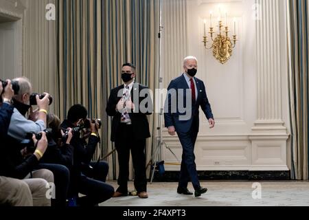 Washington DC, États-Unis. 23 mars 2021. Le président des États-Unis Joe Biden arrive pour faire des remarques sur le tournage de masse à Boulder, Colorado, dans la salle à manger de l'État de la Maison Blanche le mardi 23 mars 2021 à Washington D.C., U.S. Credit: Stefani Reynolds / Pool via CNP Credit: Abaca Press/Alay Live News Banque D'Images