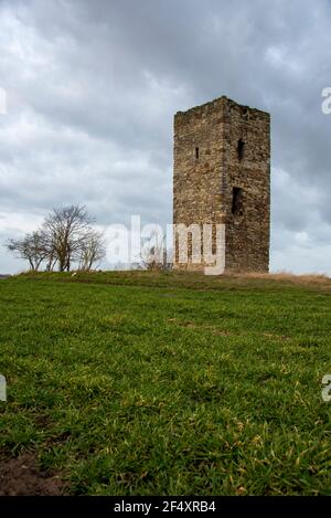 Magdebourg, Allemagne. 21 mars 2021. La 'Blaue Warte' entre Wanzleben et Oschersleben est l'une des plus anciennes structures du Magdeburger Börde. La tour de guet a été construite de pierres de champ en 1438 comme marqueur frontalier entre les zones établies par les peuples germaniques et slaves. Seulement deux autres tours de guet de cette période ont survécu en Saxe-Anhalt. Credit: Stephan Schulz/dpa-Zentralbild/ZB/dpa/Alay Live News Banque D'Images