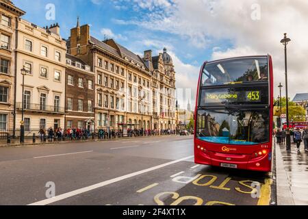 Rue dans le centre avec un bus rouge typique à Londres en Angleterre, Royaume-Uni Banque D'Images