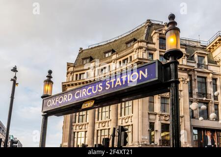 Signalisation à la station de métro Oxford Circus de Londres, en Angleterre, au Royaume-Uni Banque D'Images