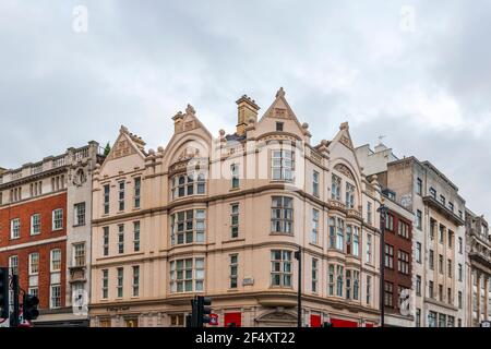 Façades Berners Street dans le centre de Londres en Angleterre, Royaume-Uni Banque D'Images