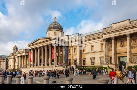 Touristes en face, la National Gallery à Trafalgar Square à Londres, Angleterre, Royaume-Uni Banque D'Images