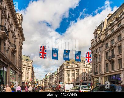 Regent Street avec sa circulation routière et touristique, à Londres, Angleterre, Royaume-Uni Banque D'Images