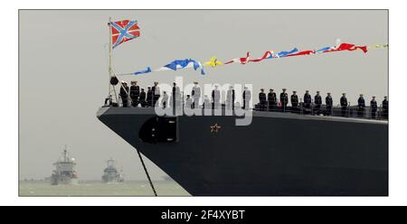 Examen de la flotte internationale le 28 juin 2005 à Portsmouth, en Angleterre. La revue fait partie des célébrations de Trafalgar 200 marquant le 200e anniversaire de la bataille de Trafalgar à laquelle Lord Nelson a commandé la Royal Navy dans une célèbre victoire sur les Français. Le bateau de reines Endurance est le navire rouge David Sandison 28/6/2005 Banque D'Images
