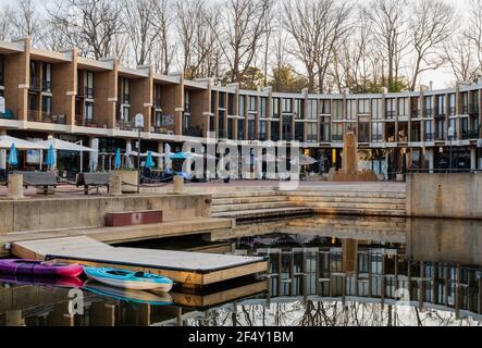 Reston, va, USA -- photo tôt le matin des condos en bord de mer dans la section du lac Anne de Reston, va. Banque D'Images