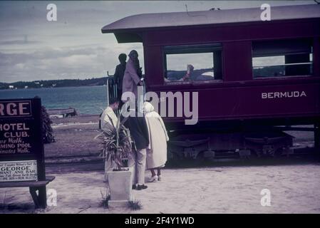 Photos de voyage Bermudes. Plate-forme avec des touristes à un train de chemin de fer des Bermudes Banque D'Images