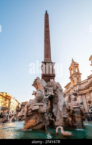 Fontaine des quatre rivières avec obélisque égyptien sur la Piazza Navona. Fontaine classique du XVIIe siècle, à Rome, en Latium, en Italie Banque D'Images